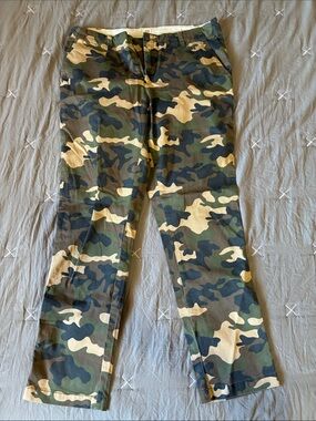 GAP Camouflage Girlfriend Chino